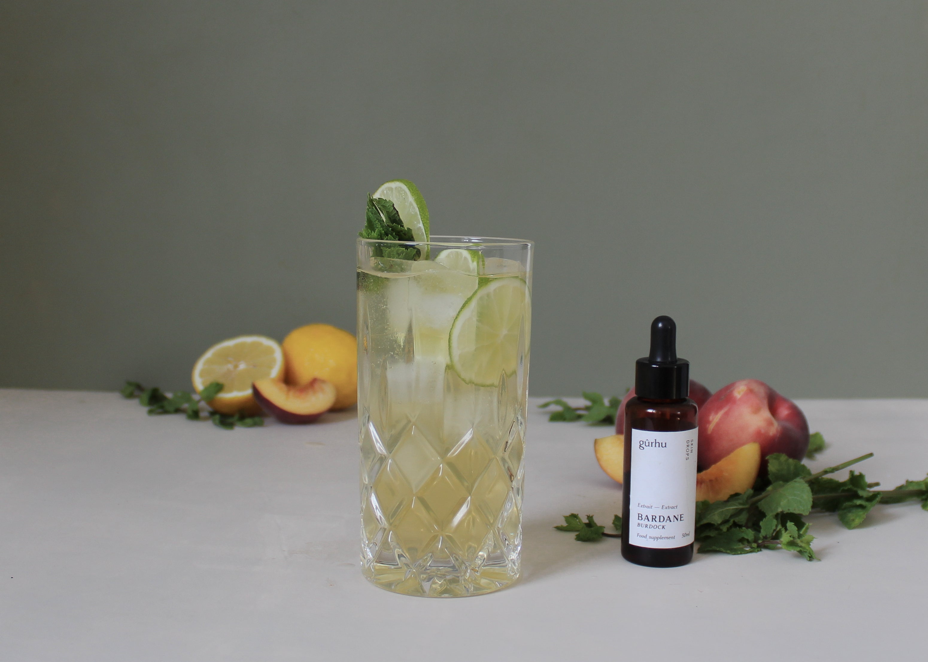 Thé glacé aux pêches, citron et extrait de bardane.