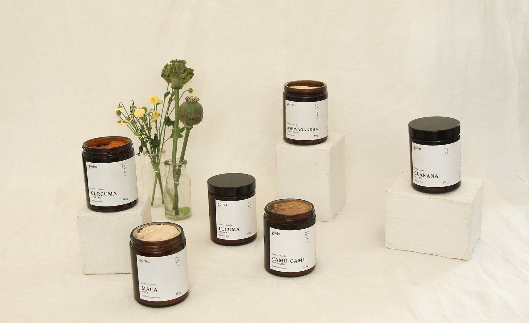 Poudres végétales pensées pour accompagner les rituels bien-être du quotidien, sélectionnées pour leurs bienfaits sur le corps et l'esprit. Compléments nutritionnels issus de plantes brutes, cultivées en agriculture biologique sur leurs terres d'origine.